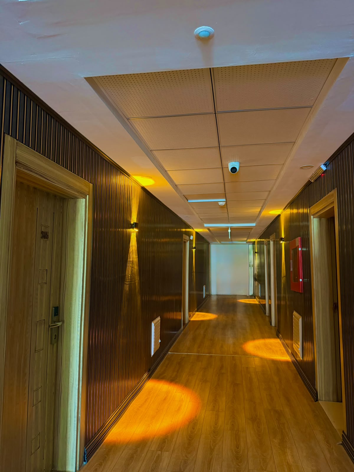 Serkan Otel iç koridoru ve oda girişleri